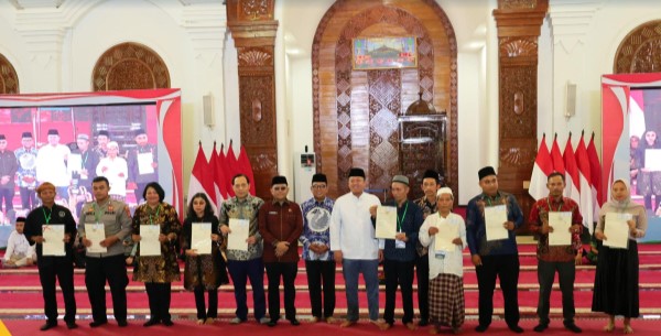 Serahkan 1.334 Sertipikat se-Banten, Menteri Nusron Komitmen Tingkatkan Sertipikasi Tanah Wakaf dan Rumah Ibadah