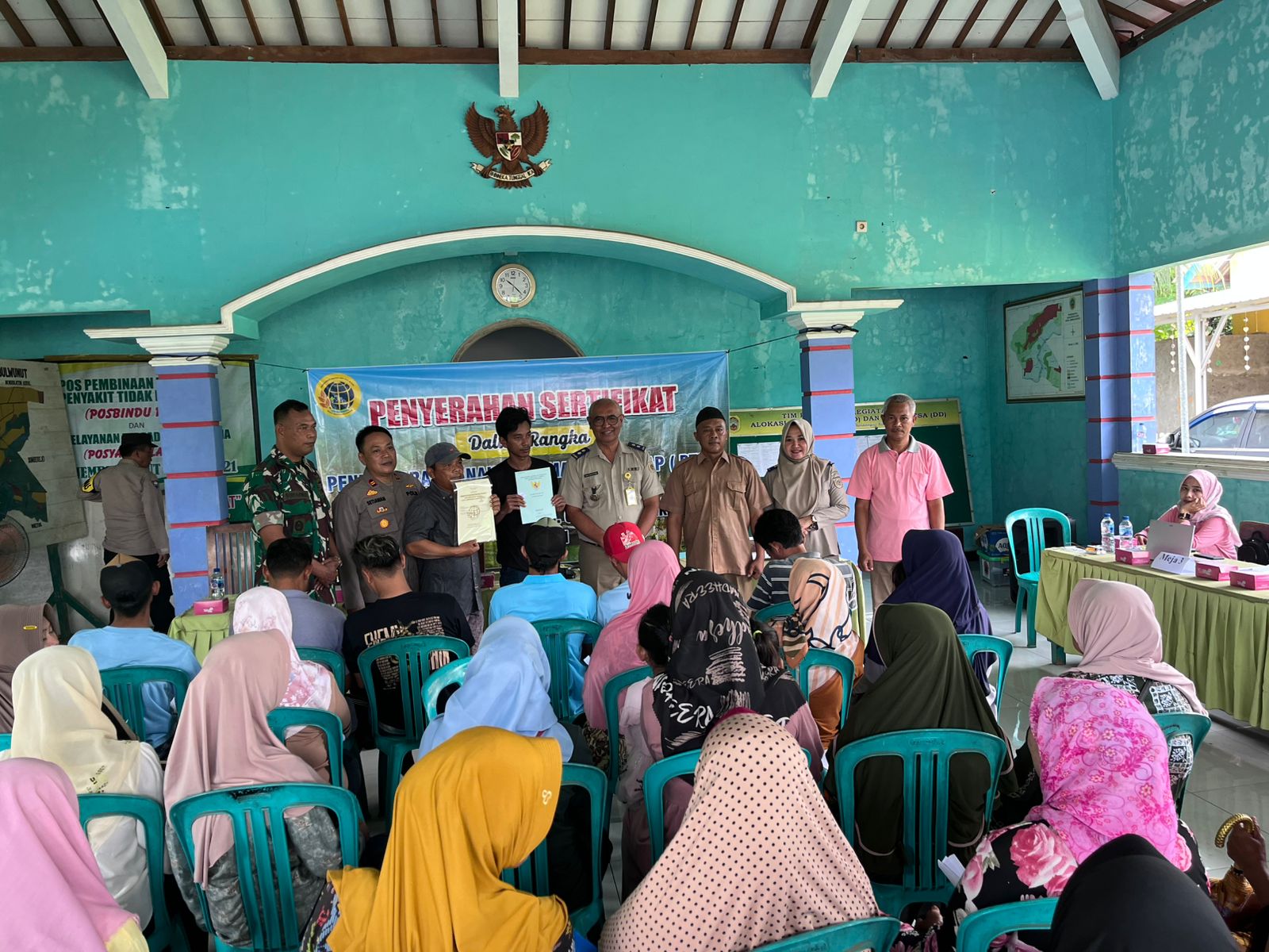 417 Sertipikat Hasil PTSL diserahkan Kepada Warga di Desa Jembulwunut, Gunungwungkal