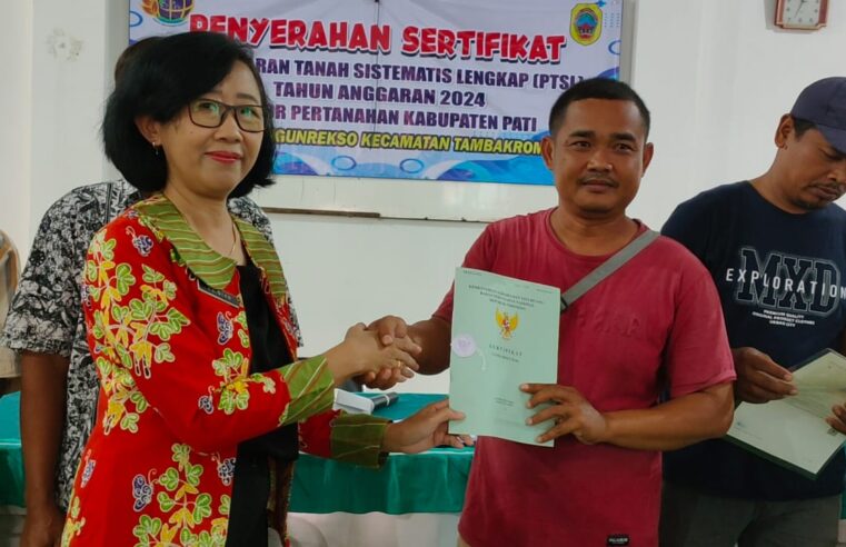 BPN Pati Serahkan 481 Sertipikat Hak Atas Tanah Hasil PTSL di Desa Mangunrekso