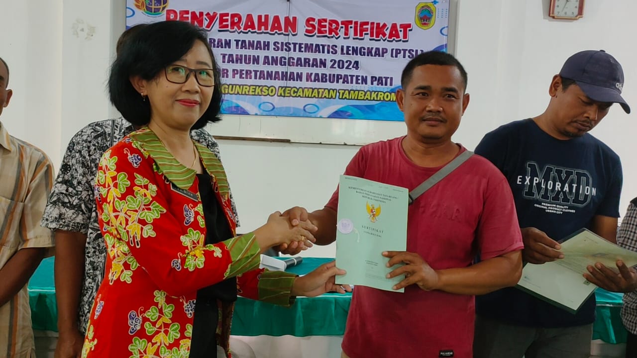 BPN Pati Serahkan 481 Sertipikat Hak Atas Tanah Hasil PTSL di Desa Mangunrekso