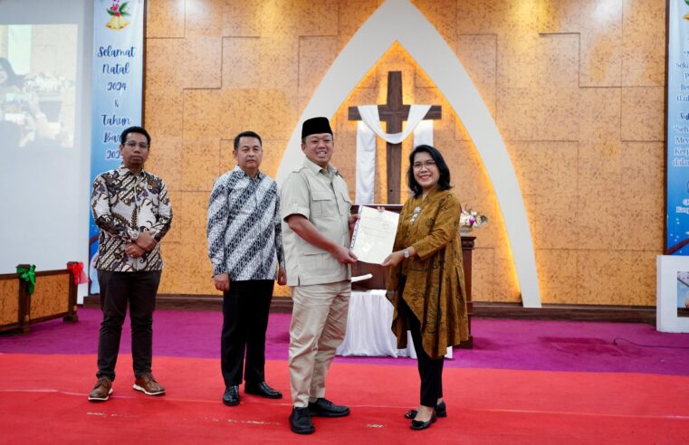 Jelang Perayaan Natal Menteri Nusron Serahkan Sertipikat untuk Gereja yang Berdiri sejak 1968
