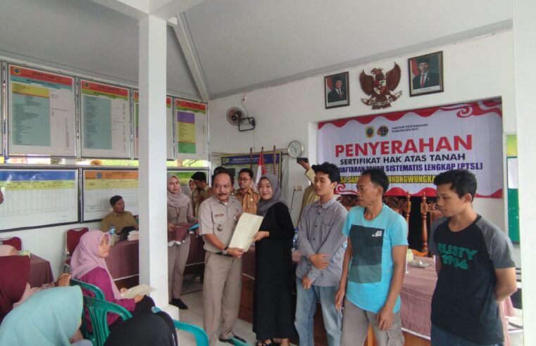 KANTAH KAB PATI SERAHKAN SERTIPIKAT HASIL PTSL DI DESA SAMPOK, GUNUNGWUNGKAL