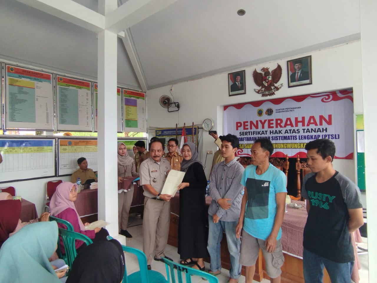 KANTAH KAB PATI SERAHKAN SERTIPIKAT HASIL PTSL DI DESA SAMPOK, GUNUNGWUNGKAL