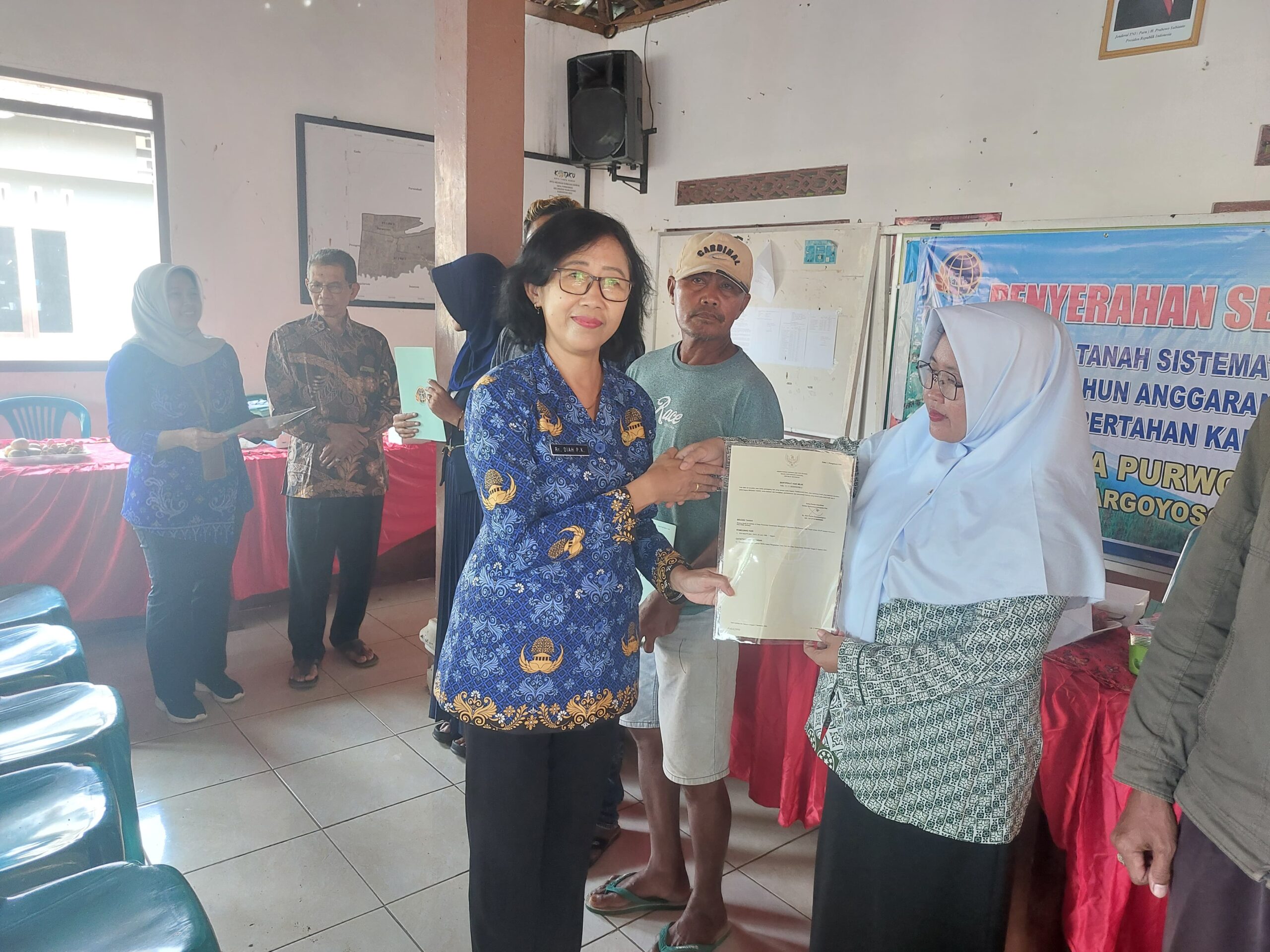 KANTAH KAB PATI SERAHKAN SERTIPIKAT HASIL PTSL DI DESA PURWOREJO, MARGOYOSO