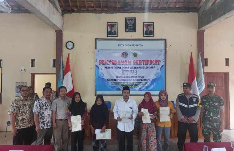KANTAH KAB PATI SERAHKAN SERTIPIKAT HASIL PTSL DI DESA SRIKATON