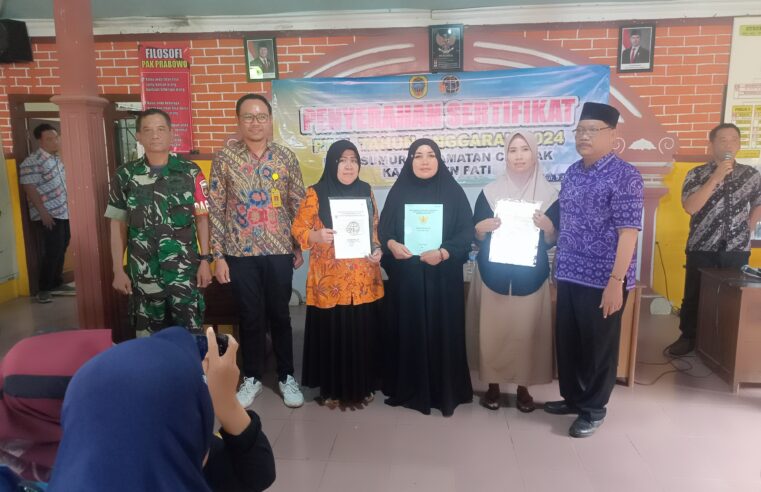 BPN Pati Serahkan Sertipikat Hasil PTSL Kepada Peserta PTSL Desa Sumur, Cluwak