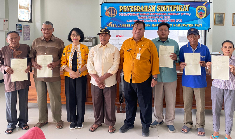 TIM 4 PTSL KANTOR PERTANAHAN KABUPATEN PATI SERAHKAN SERTIPIKAT HASIL PTSL DI DESA LANGSE, MARGOREJO