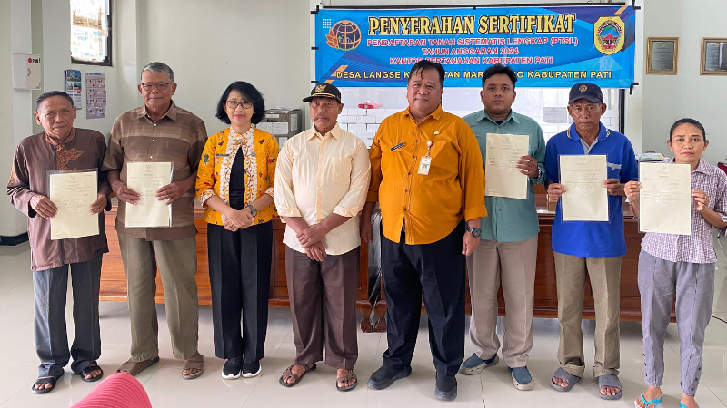 TIM 4 PTSL KANTOR PERTANAHAN KABUPATEN PATI SERAHKAN SERTIPIKAT HASIL PTSL DI DESA LANGSE, MARGOREJO