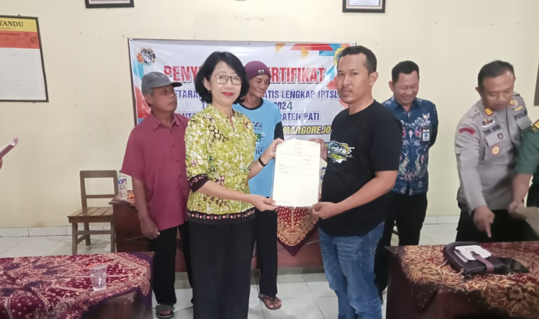 Kantor Pertanahan Kabupaten Pati Serahkan Sertipikat Hasil PTSL di Desa Jimbaran, Margorejo