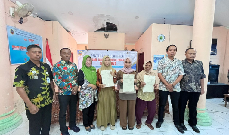 Kantor Pertanahan Kabupaten Pati Serahkan Sertipikat Hasil PTSL di Desa Karangrowo, Jakenan