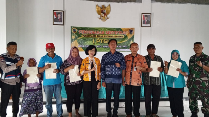 Kantor Pertanahan Kabupaten Pati serahkan 150 Sertipikat Hak Atas Tanah Hasil PTSL Di Desa Dadirejo, Margorejo