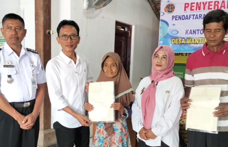 KANTOR PERTANAHAN KABUPATEN PATI MELALUI TIM 4 PTSL SERAHKAN SERTIPIKAT HASIL PTSL DI DESA MANTINGAN TENGAH, JAKENAN