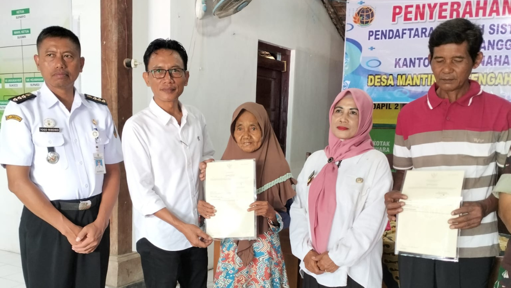 KANTOR PERTANAHAN KABUPATEN PATI MELALUI TIM 4 PTSL SERAHKAN SERTIPIKAT HASIL PTSL DI DESA MANTINGAN TENGAH, JAKENAN