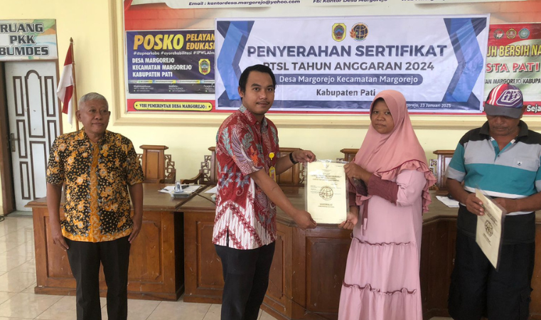 Kantah Kab Pati serahkan Sertipikat Hasil PTSL di Desa Margorejo, Margorejo