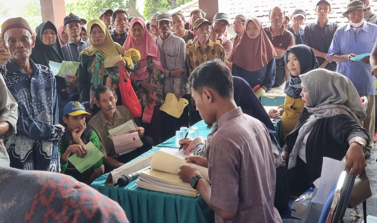 Kantah Kab Pati Serahkan Sertipikat Hasil PTSL di Desa Penambuhan, Margorejo