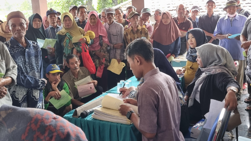 Kantah Kab Pati Serahkan Sertipikat Hasil PTSL di Desa Penambuhan, Margorejo