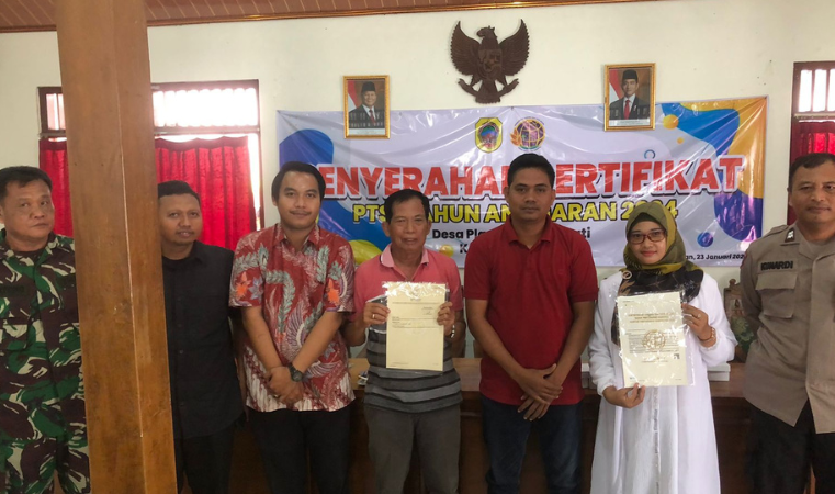 Kantor Pertanahan Kabupaten Pati Serahkan Sertipikat Hasil PTSL di Desa Plangitan, Pati