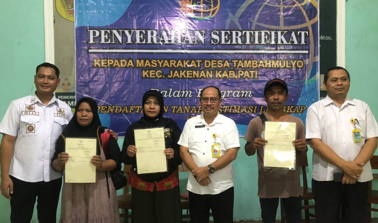 Kantor Pertanahan Kabupaten Pati Serahkan Sertipikat Hasil PTSL di Desa Tambahmulyo, Jakenan