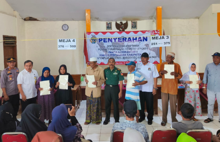 TIM 5 PTSL KANTOR PERTANAHAN KABUPATEN PATI SERAHKAN SERTIPIKAT HASIL PTSL DI DESA NGEMPLAK KIDUL, MARGOYOSO