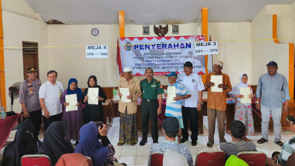 TIM 5 PTSL KANTOR PERTANAHAN KABUPATEN PATI SERAHKAN SERTIPIKAT HASIL PTSL DI DESA NGEMPLAK KIDUL, MARGOYOSO