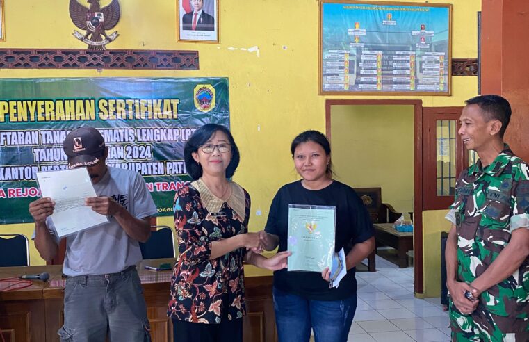 BPN PATI SERAHKAN RATUSAN SERTIPIKAT HASIL PTSL KEPADA WARGA DESA REJOAGUNG, TRANGKIL