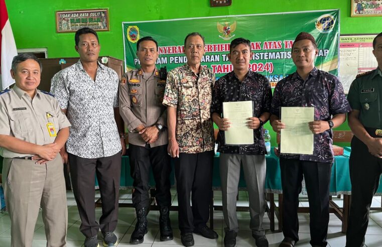 860 Sertipikat Hasil PTSL di Serahkan oleh Kantah Kab Pati di Desa Wedarijaksa