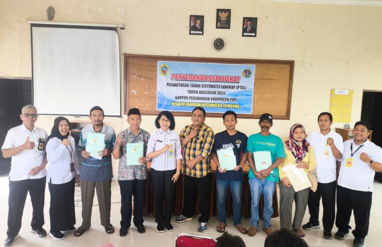Kantah Kab Pati Serahkan Sertipikat Hasil PTSL di Desa Ketanggan, Gembong