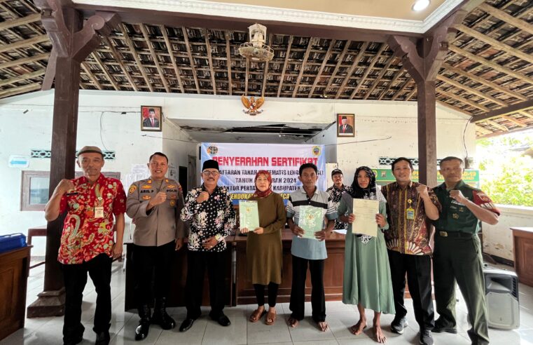 Kantah Kab Pati Serahkan Sertipikat Hasil PTSL di Desa Bendokaton Kidul, Tayu