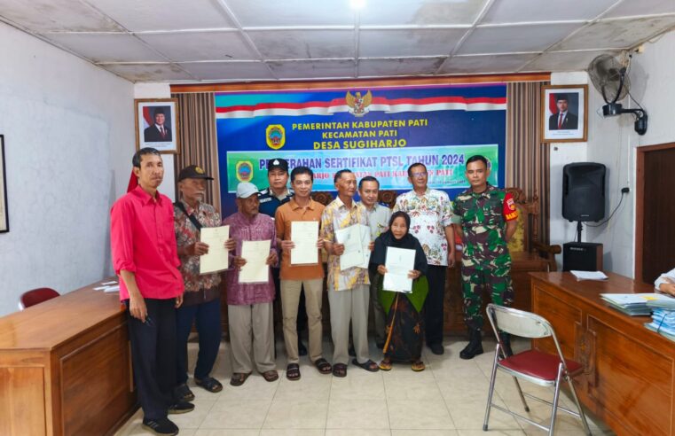 367 Sertipikat telah diserahkan oleh Ketua Tim 5 PTSL Kantor Pertanahan Kabupaten Pati kepada Warga Peserta PTSL Desa Sugiharjo, Pati