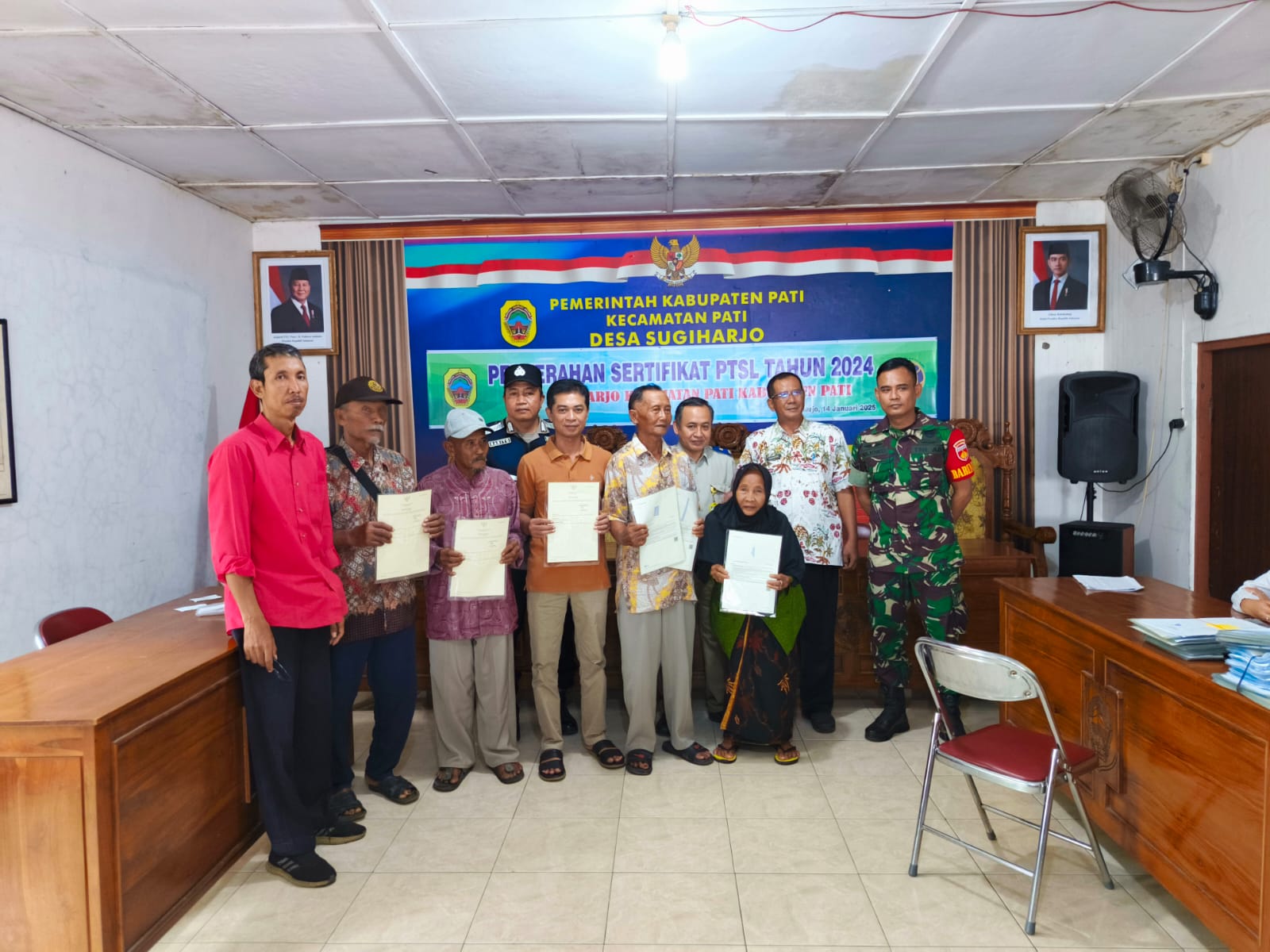 367 Sertipikat telah diserahkan oleh Ketua Tim 5 PTSL Kantor Pertanahan Kabupaten Pati kepada Warga Peserta PTSL Desa Sugiharjo, Pati