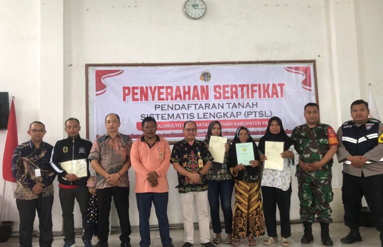 Kantah Kab Pati Serahkan Sertipikat Hasil PTSL di Desa Kalimulyo, Jakenan