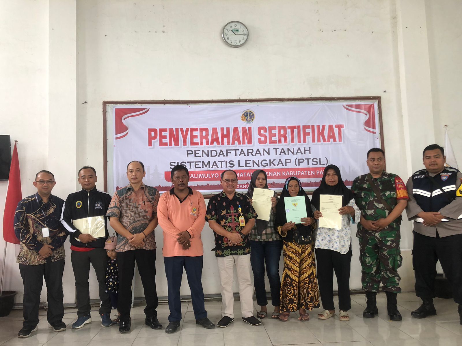 Kantah Kab Pati Serahkan Sertipikat Hasil PTSL di Desa Kalimulyo, Jakenan