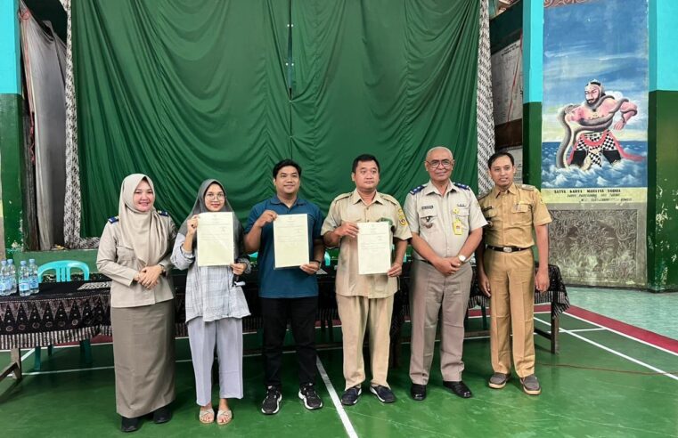 Kantah Kab Pati Serahkan Sertipikat Hasil PTSL Di Desa Bakaran Kulon, Juwana