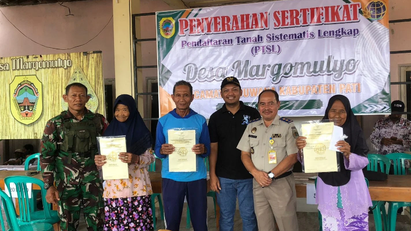 KANTAH KAB PATI SERAHKAN SERTIPIKAT HASIL PTSL DI DESA MARGOMULYO, JUWANA