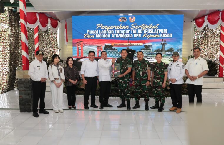 Komitmen Selesaikan Persoalan Aset TNI, Menteri Nusron Serahkan Sertipikat Tanah untuk Puslatpur TNI AD Terluas se-Asia