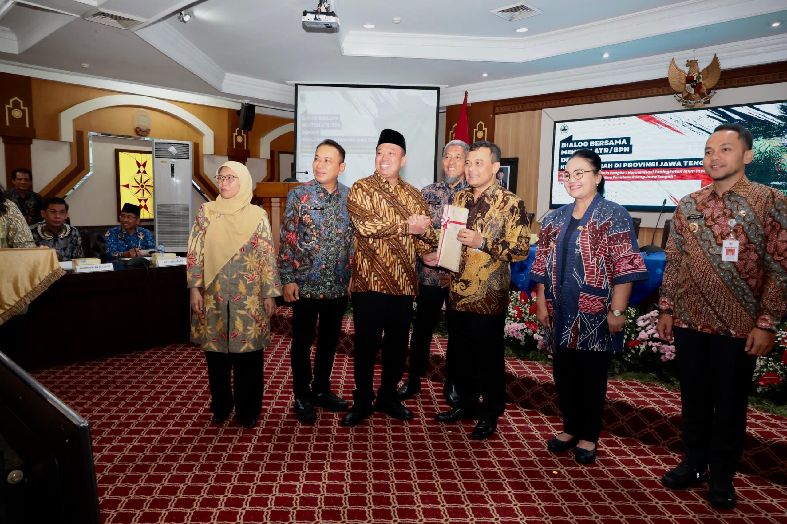 Amankan Aset Negara, Menteri Nusron Serahkan Ratusan Sertipikat Tanah Aset Pemda Se-Jawa Tengah