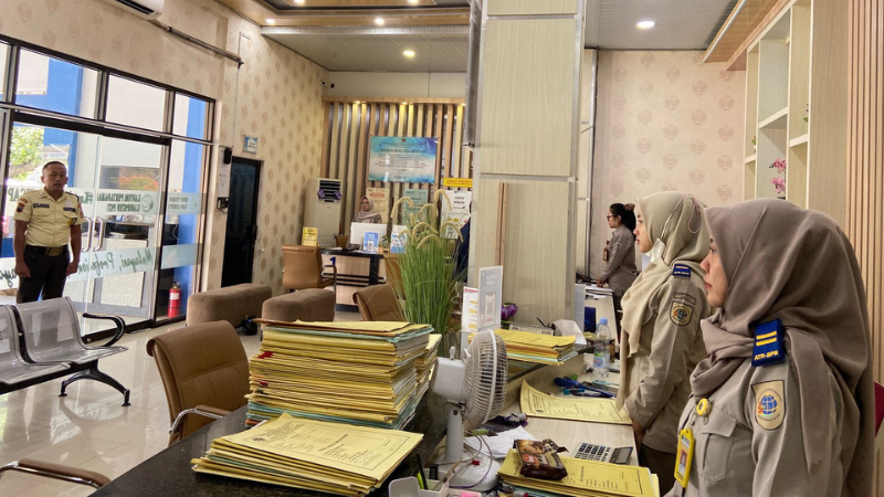 Kantor Pertanahan Kabupaten Pati Memperdengarkan Lagu Kebangsaan Indonesia Raya pada Senin, 14 April 2025