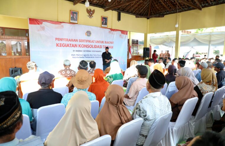 Serahkan Sertipikat Hasil Konsolidasi Tanah Tutupan Jepang, Menteri Nusron Berpesan agar Warga Hati-Hati Jaga Sertipikat