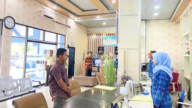 Kantor Pertanahan Kabupaten Pati memperdengarkan Lagu Kebangsaan Indonesia Raya pada 22 Mei 2025