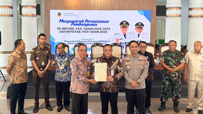 Kepala Kantor Pertanahan Kabupaten Pati, Jaka Pramono serahkan sertipikat milik Kepolisian Republik Indonesia