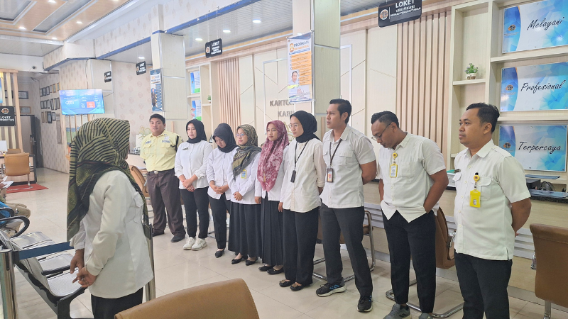 Kantor Pertanahan Kabupaten Pati Gelar Briefing Rutin bagi petugas loket dan satpam yang bertugas pada 7 Mei 2025 untuk Tingkatkan Kualitas Layanan