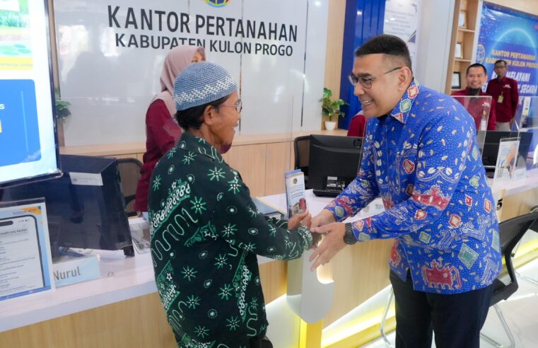 Kunjungi Kantah Kabupaten Kulon Progo, Wamen Ossy Sosialisasikan Langsung Keunggulan Sertipikat Elektronik ke Masyarakat