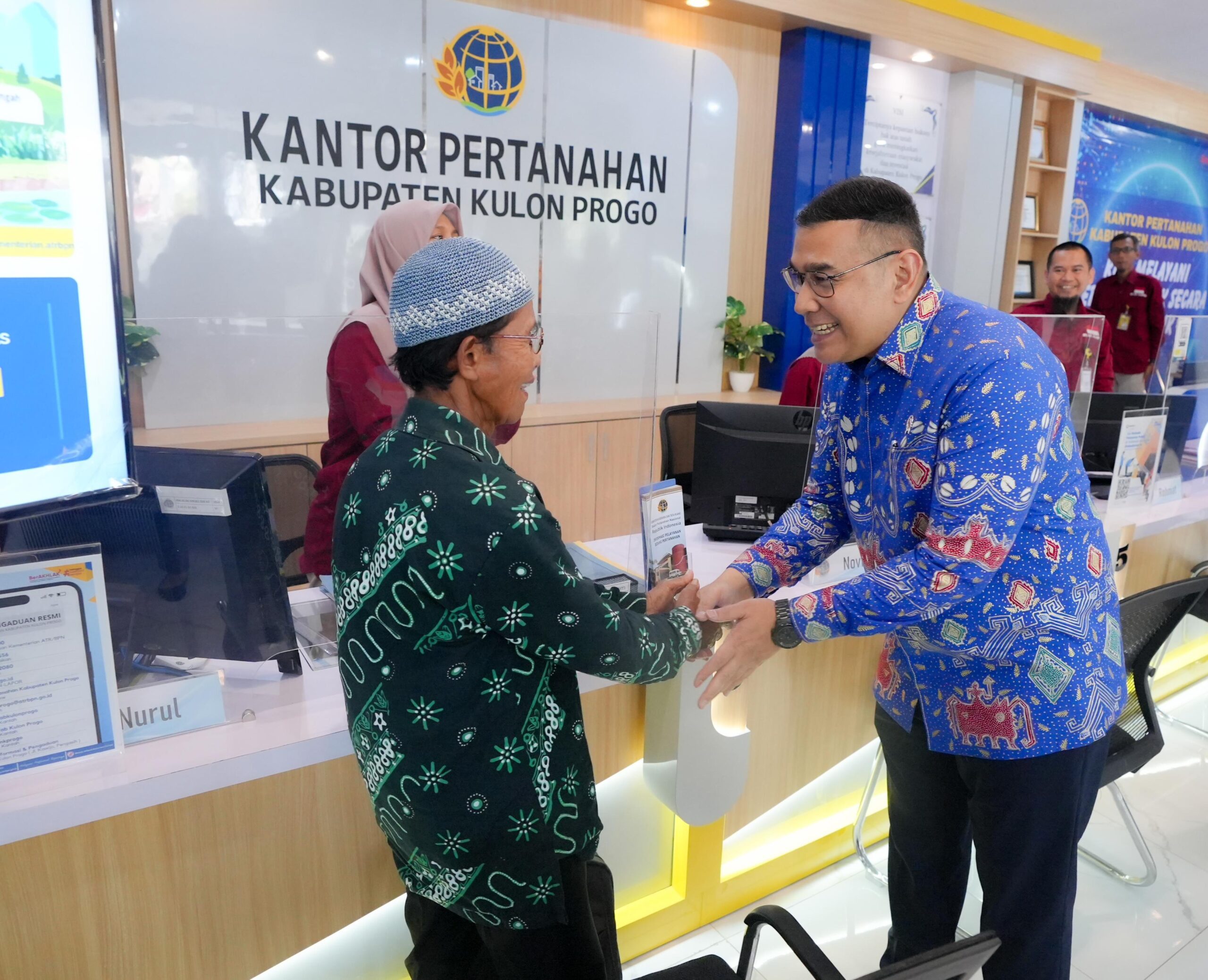 Kunjungi Kantah Kabupaten Kulon Progo, Wamen Ossy Sosialisasikan Langsung Keunggulan Sertipikat Elektronik ke Masyarakat