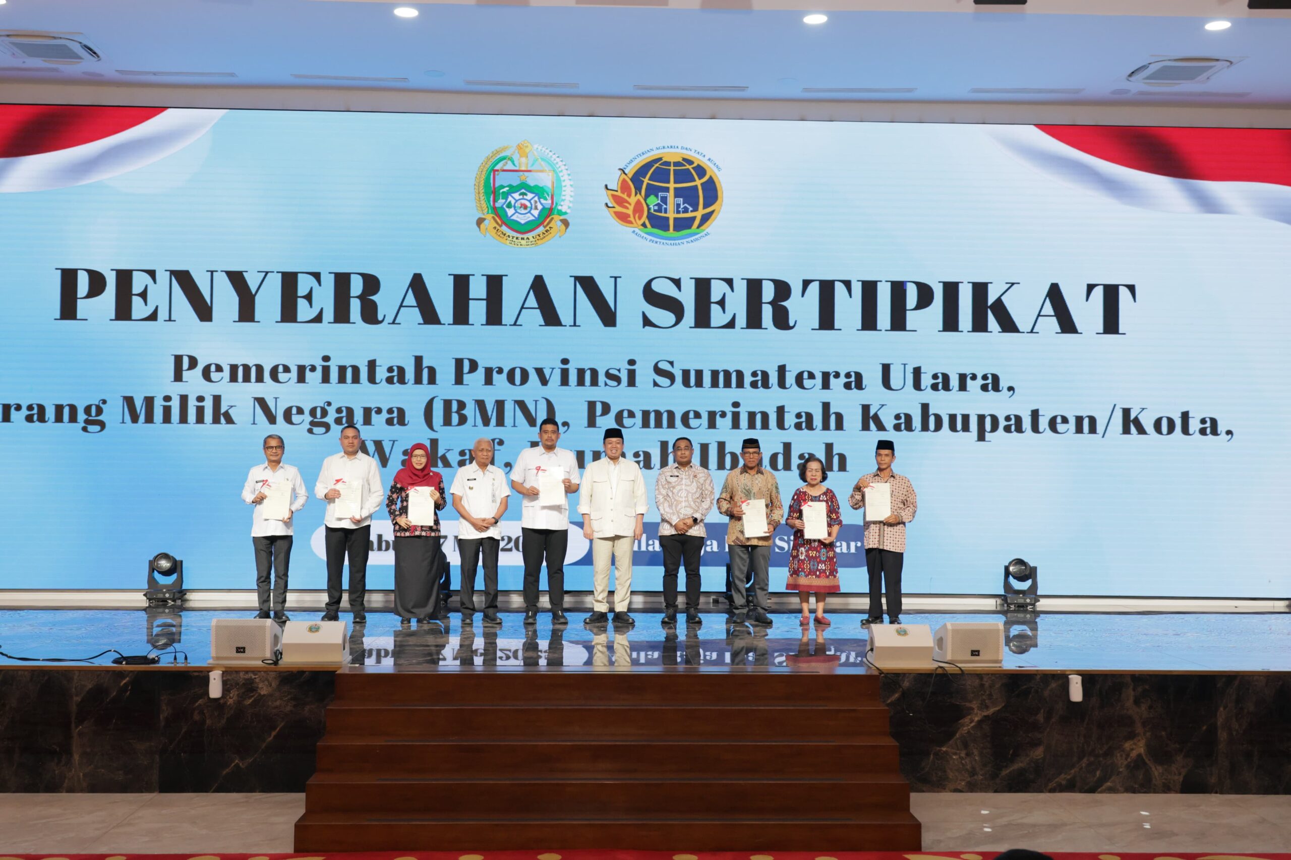 Percepat Pendaftaran Tanah di Sumut, Menteri Nusron Serahkan 875 Sertipikat Tanah