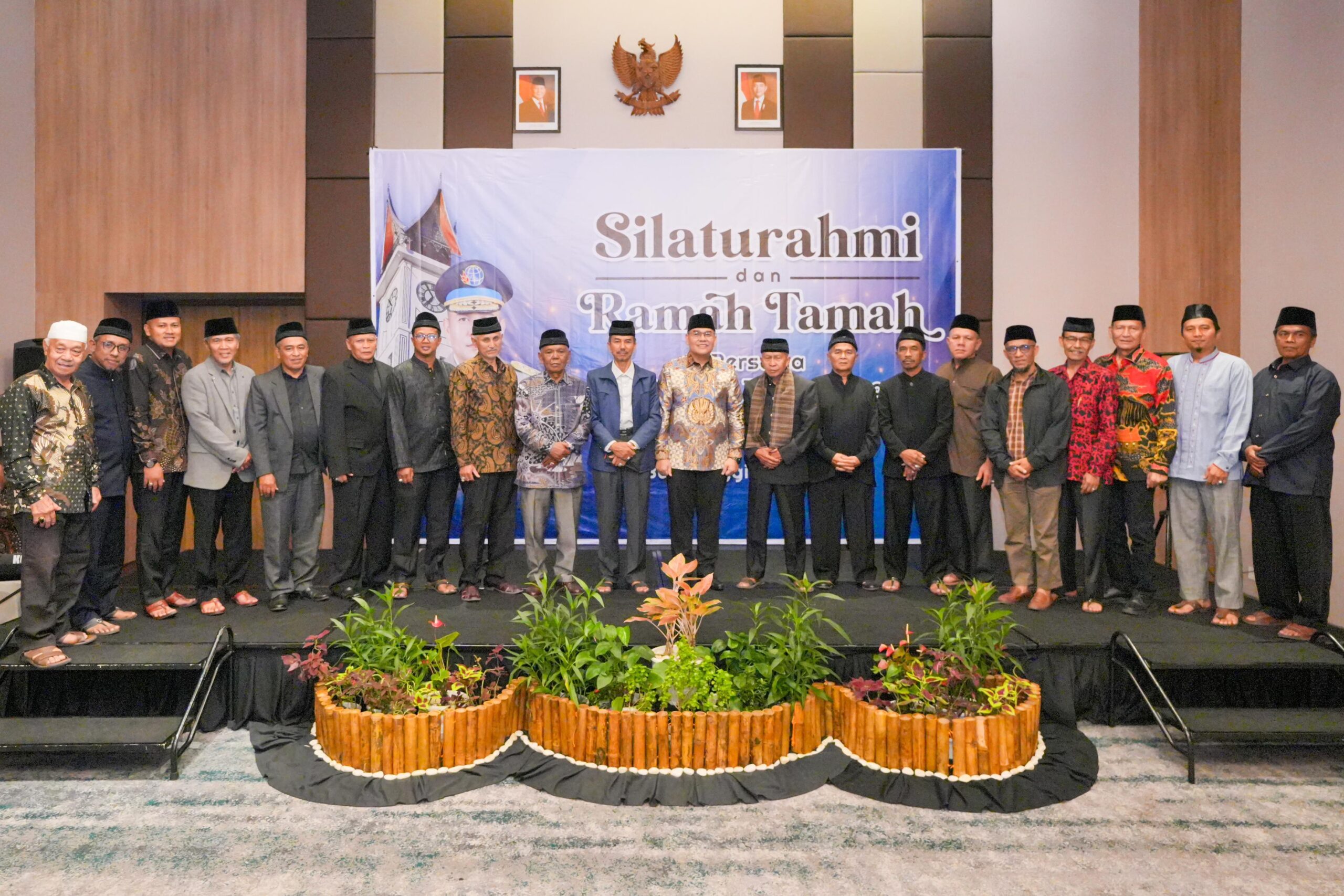 Silaturahmi dengan Niniak Mamak Kurai Limo Jorong, Wamen Ossy Tegaskan Negara Hadir Lindungi Tanah Ulayat dan Buka Peluang Ekonomi Masyarakat Adat