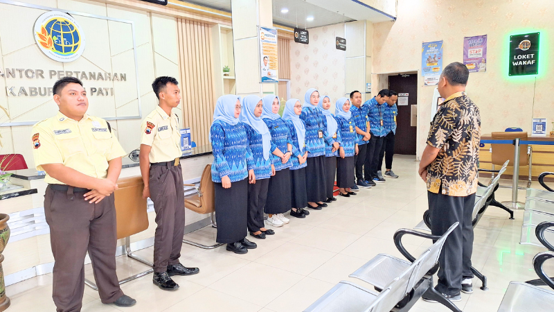 Kantor Pertanahan Kabupaten Pati Gelar Briefing Petugas Loket Sebelum Pelayanan dimulai pada 19 Juni 2025