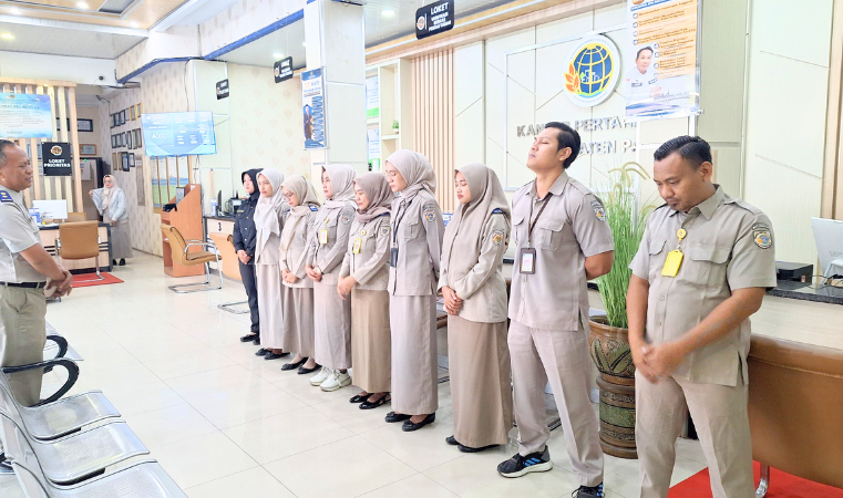 Kantor Pertanahan Kabupaten Pati Gelar Briefing Petugas Loket Sebelum Pelayanan dimulai pada 24 Juni 2025