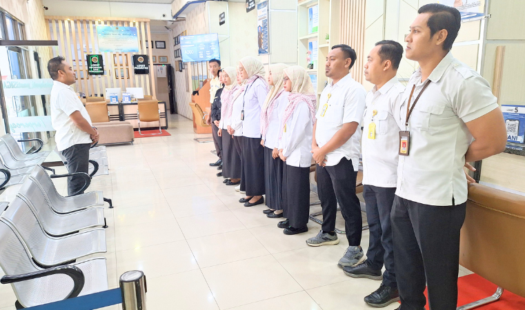 Kantor Pertanahan Kabupaten Pati Gelar Briefing Petugas Loket Sebelum Pelayanan dimulai pada 25 Juni 2025