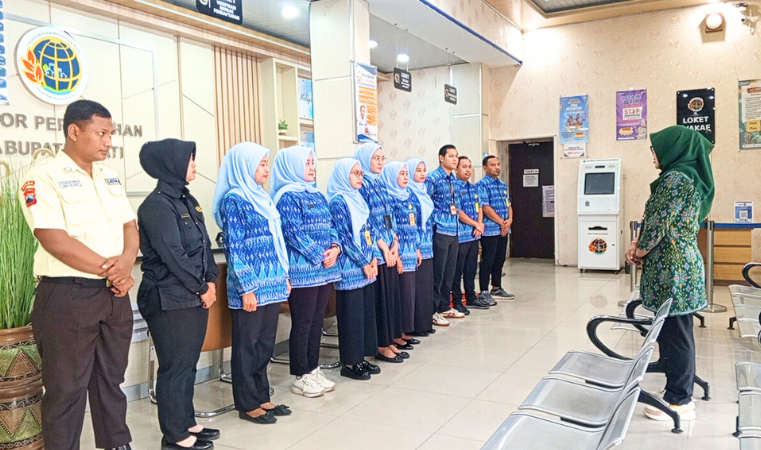 Kantor Pertanahan Kabupaten Pati Gelar Briefing Petugas Loket Sebelum Pelayanan dimulai pada 26 Juni 2025