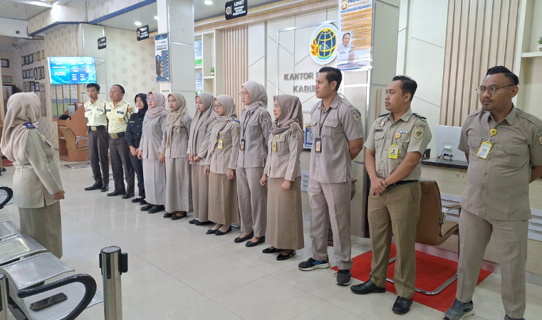 Kantor Pertanahan Kabupaten Pati kembali menggelar briefing rutin bagi petugas loket dan satpam yang bertugas pada 3 Juni 2025